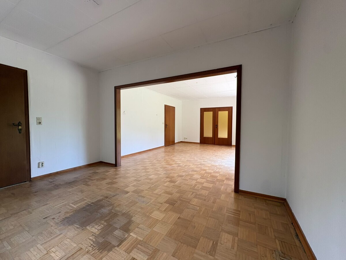 Esszimmer mit Blick zum Wohnzimmer