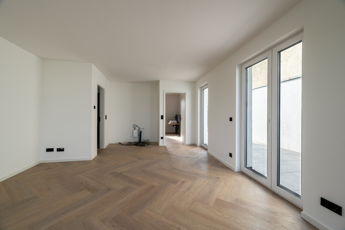 Wohnzimmer mit offener Küche