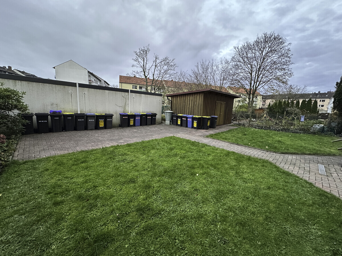 Fahrradschuppen und Gartenansicht
