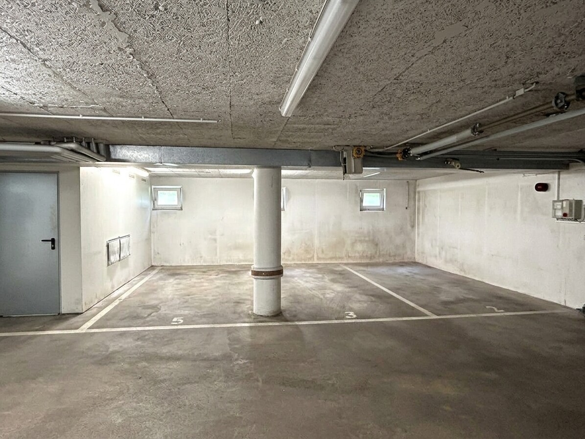 Tiefgaragenstellplatz links