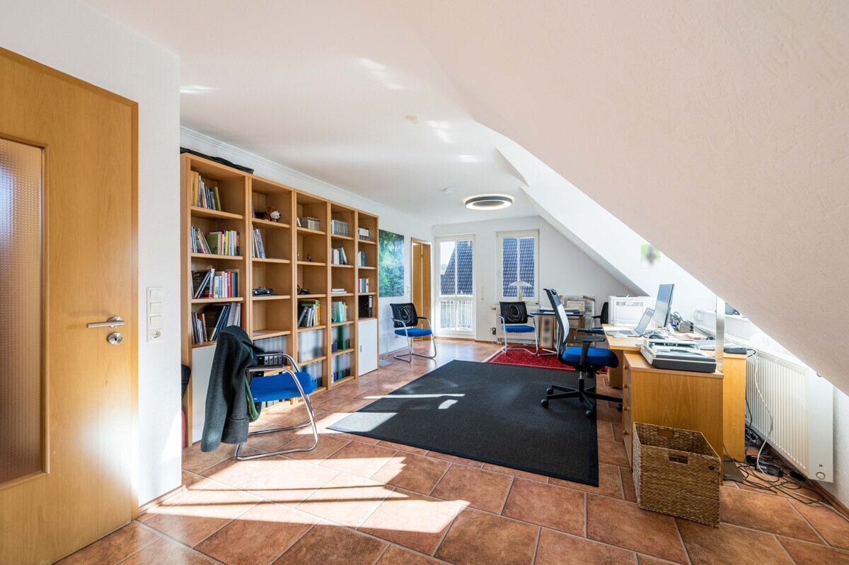 Wohnzimmer mit offener Küche