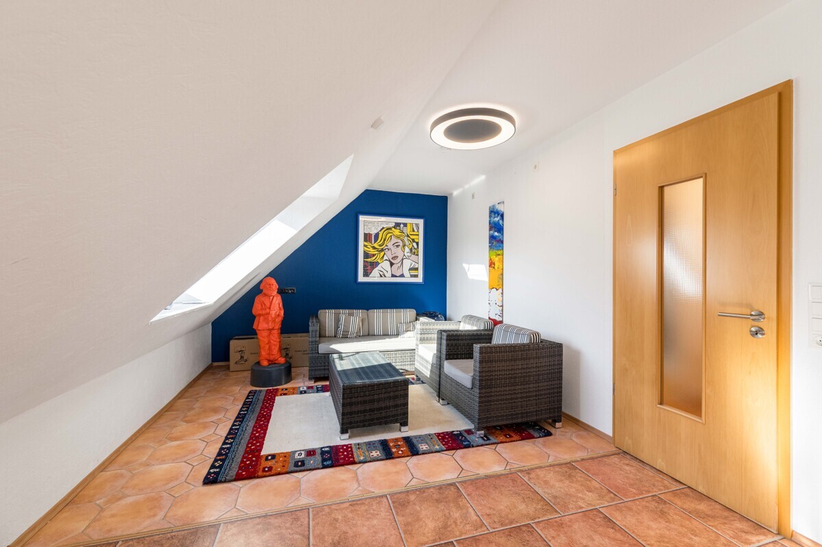 Wohnzimmer mit offener Küche