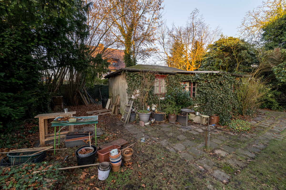 Garten mit Gartenhütte