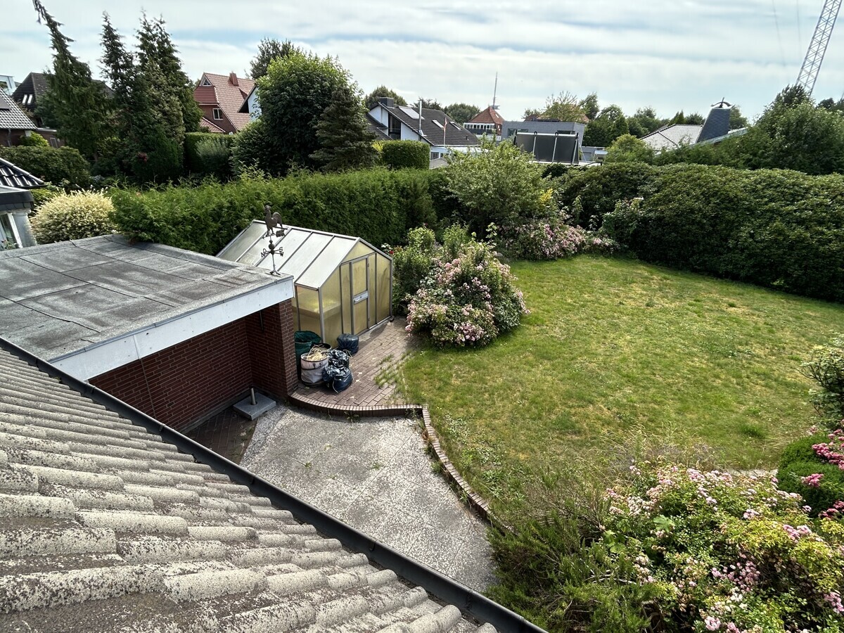 Blick in den Garten aus dem Dachgeschoss