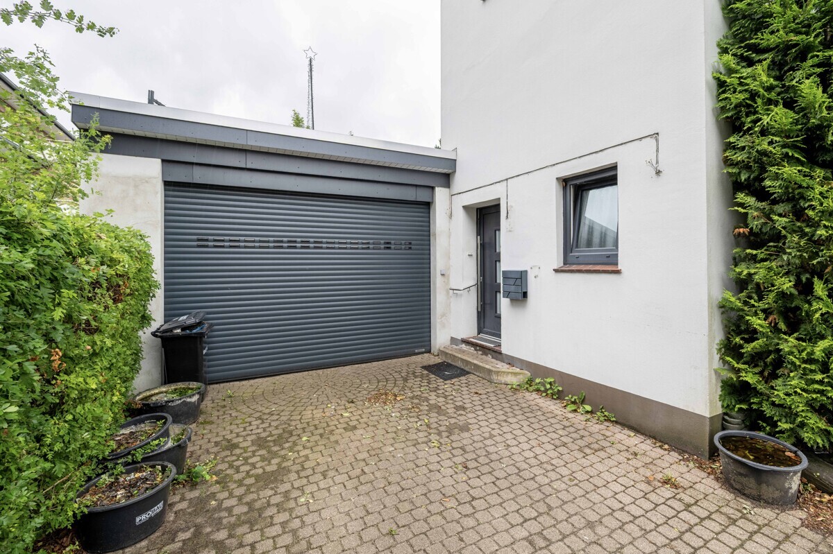 Eingang und Garage