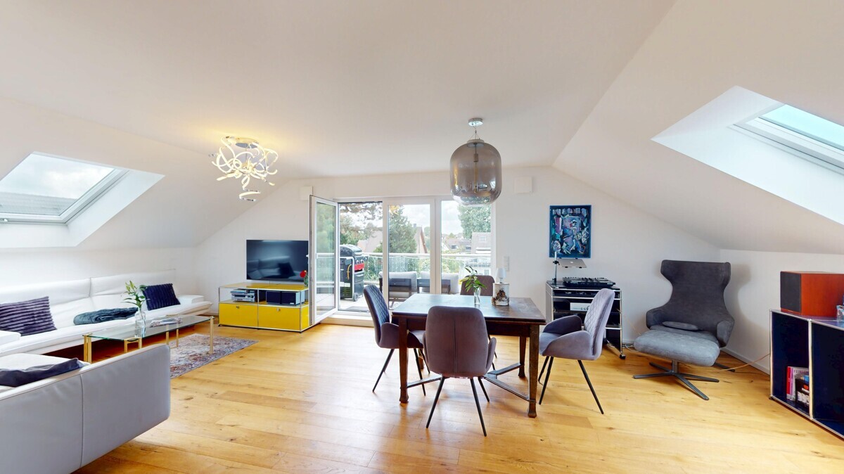 Exklusive Dachgeschosswohnung mit Einbauküche, West-Terrasse und Stellplatz in schöner Lage! - Foto 2