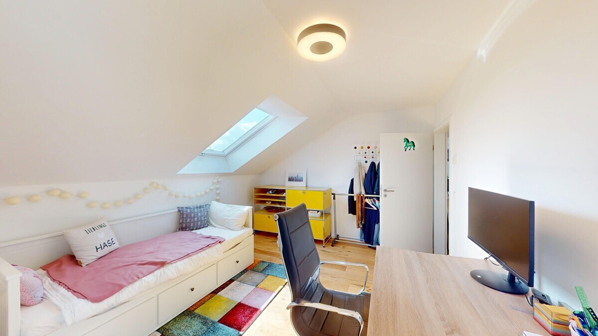 Exklusive Dachgeschosswohnung mit Einbauküche, West-Terrasse und Stellplatz in schöner Lage! - Foto 4