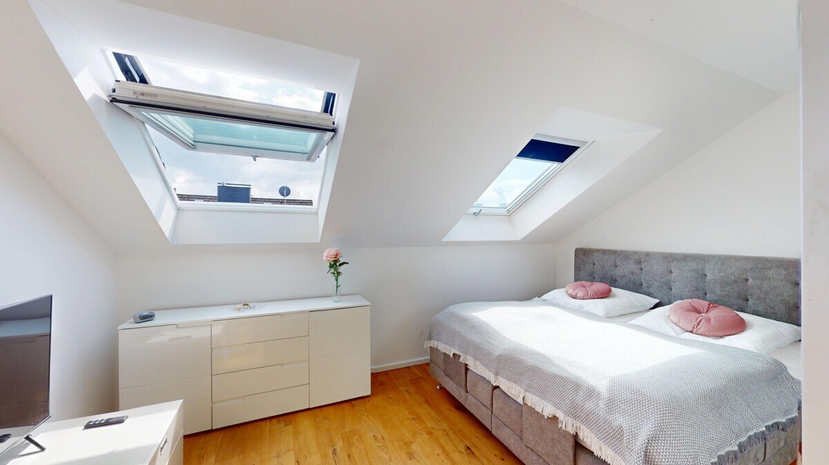 Exklusive Dachgeschosswohnung mit Einbauküche, West-Terrasse und Stellplatz in schöner Lage! - Foto 3