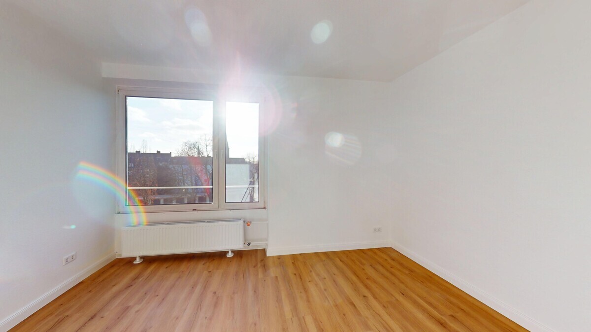 Attraktive Dachgeschosswohnung mit Süd-West Loggia, Einbauküche und Stellpatz! - Photo 2