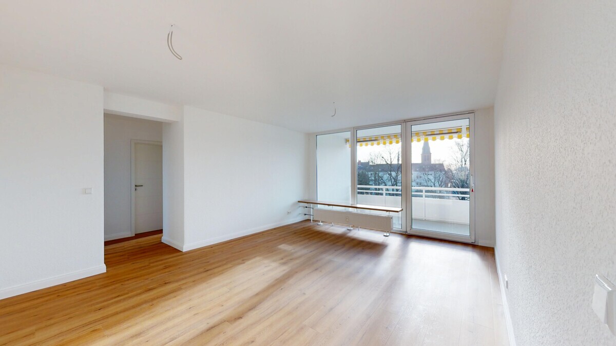 Attraktive Dachgeschosswohnung mit Süd-West Loggia, Einbauküche und Stellpatz! - Photo 1