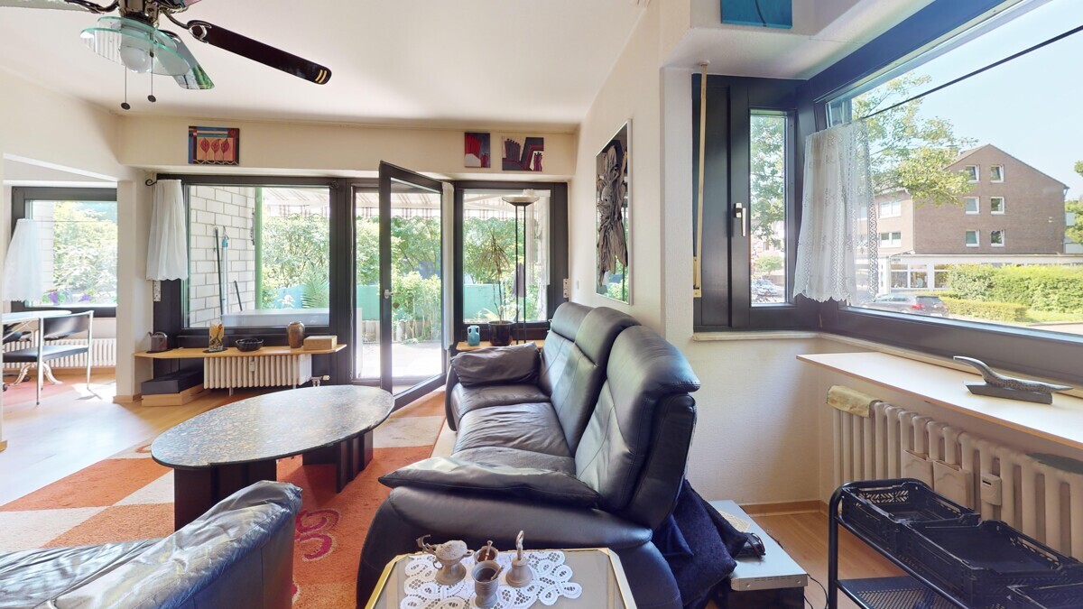 Unterrath: Gut geschnittene Wohnung mit schöner Süd-Terrasse, Einbauküche und Tiefgaragenstellplatz! - Foto 1