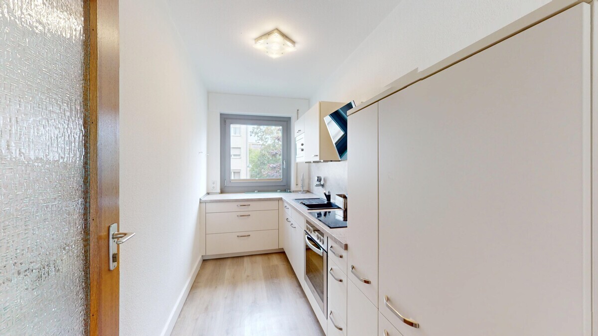Unterrath: Gut geschnittene 3 Zimmer-Wohnung mit Einbauküche und Balkon! - Photo 2
