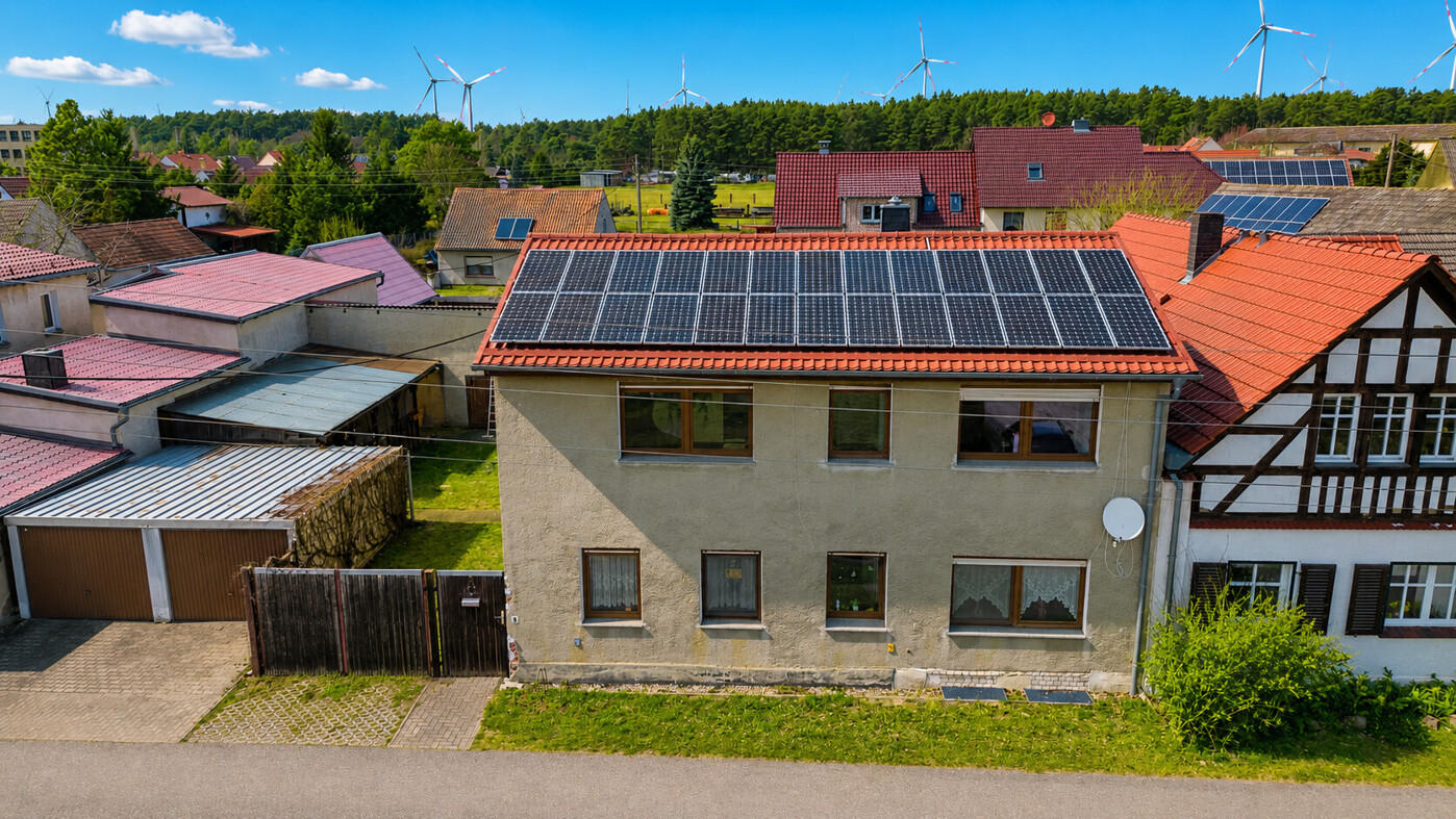 Außenansicht mit Photovoltaikanlage