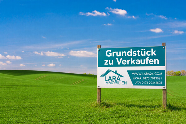 FOTO MIT SCHILD