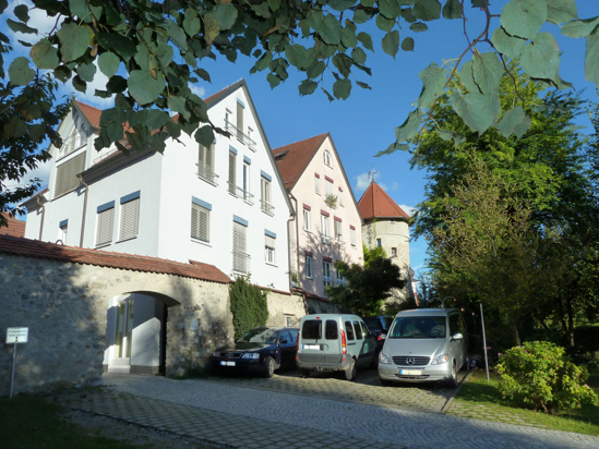 Ansicht mit Parkplatz