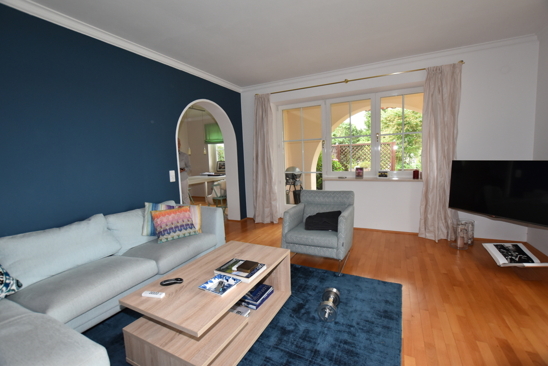 Wohnzimmer mit Terrassenaustritt