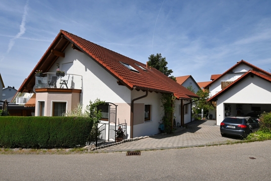 Strassenansicht mit Garage