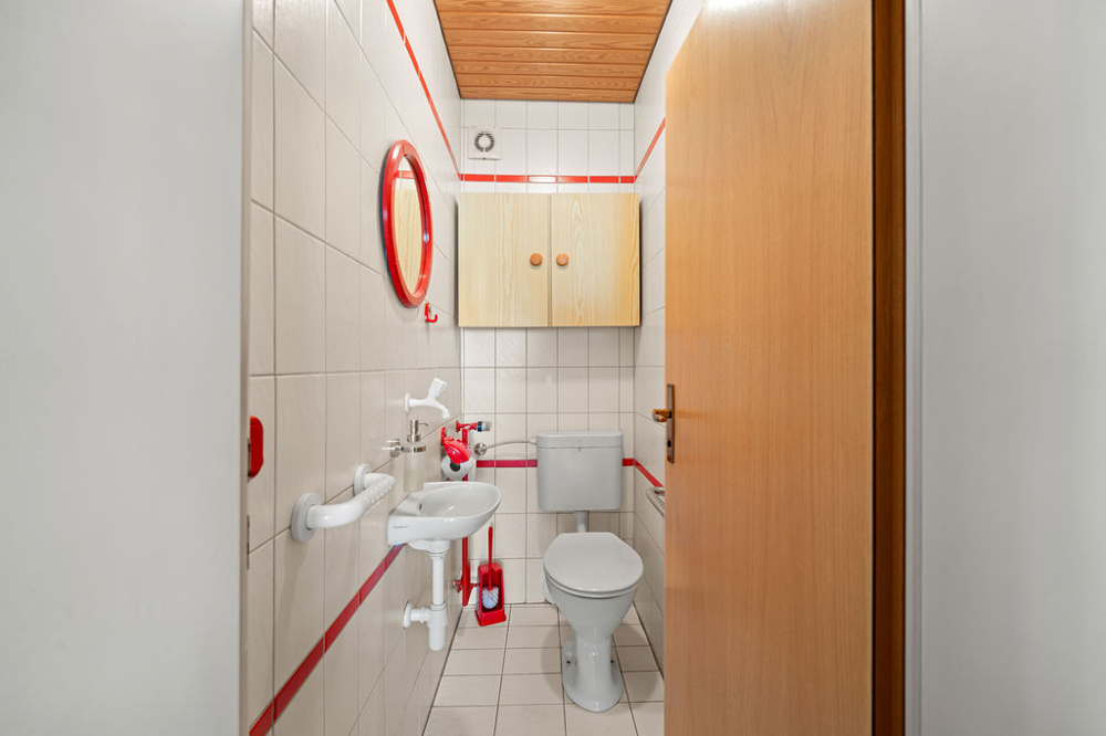 separates WC
