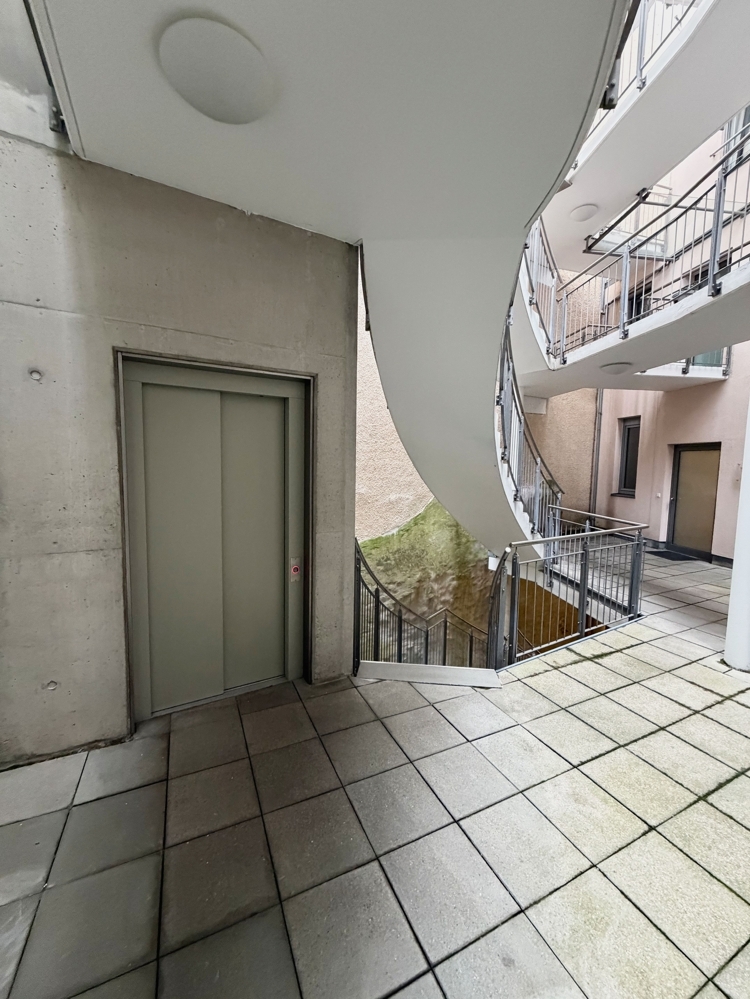 Fahrstuhl und Treppenhaus