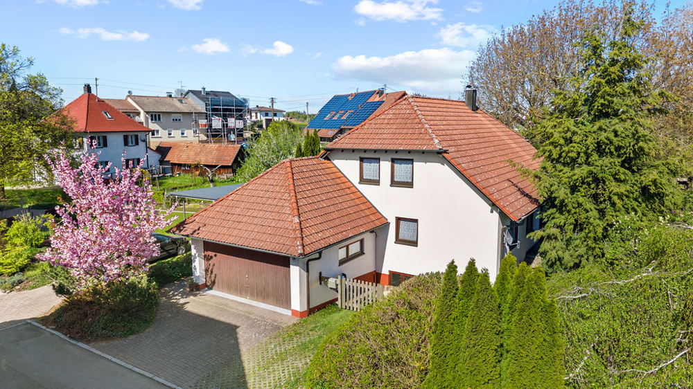 Hauszugang und Garage