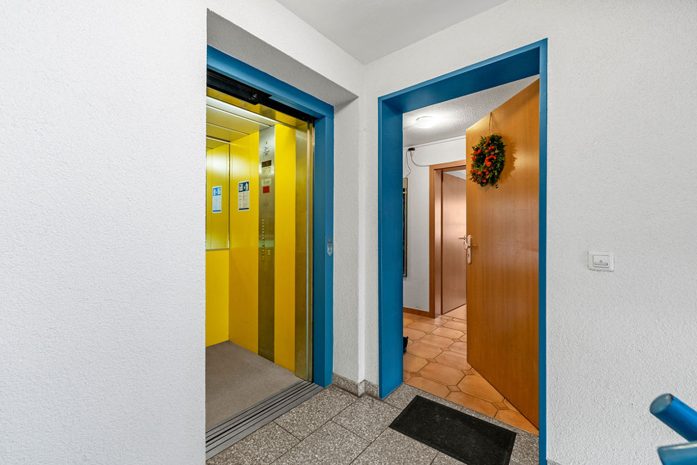 Wohnungseingang mit Aufzug