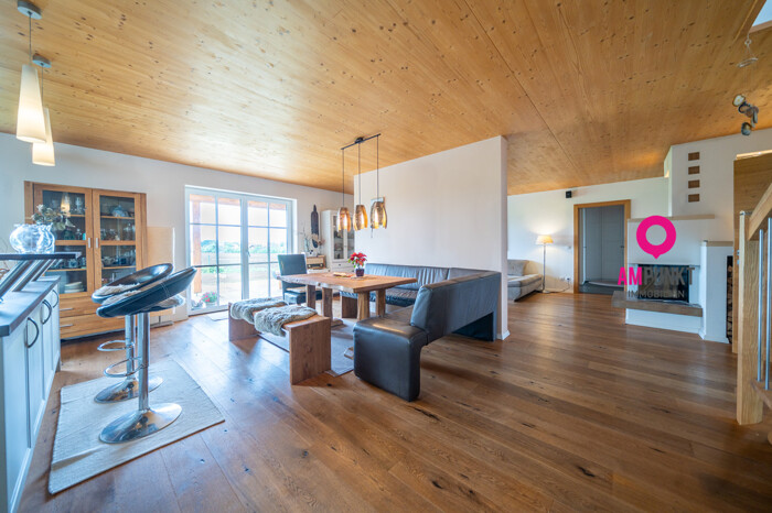 Wohnen neu gedacht: Ihr Haus an der Grünlandgrenze mit Pool & Sauna in Neumarkt am Wallersee. - Bild