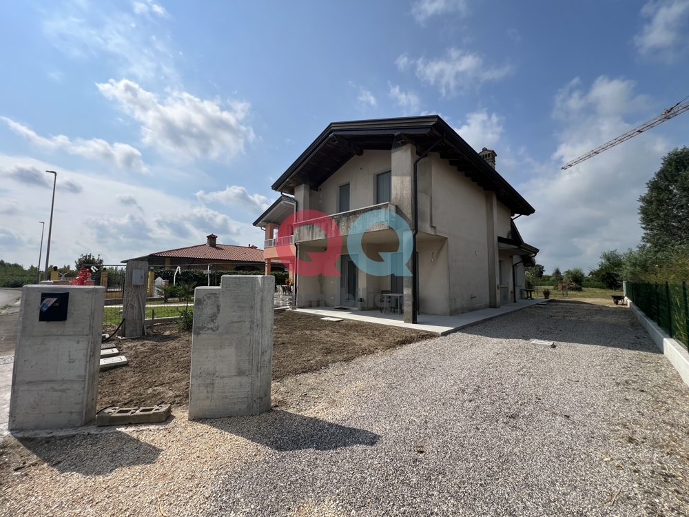 Esterno casa fronte 2