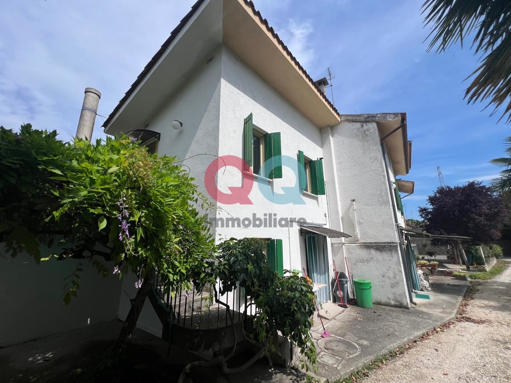 Vista frontale casa 1