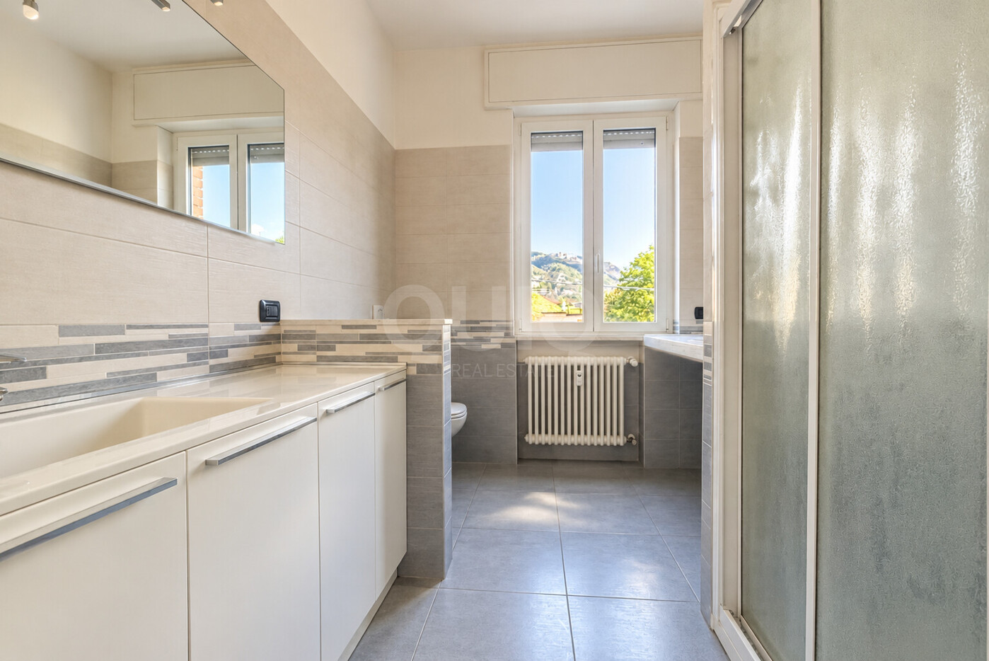 Bagno moderno in luce naturale