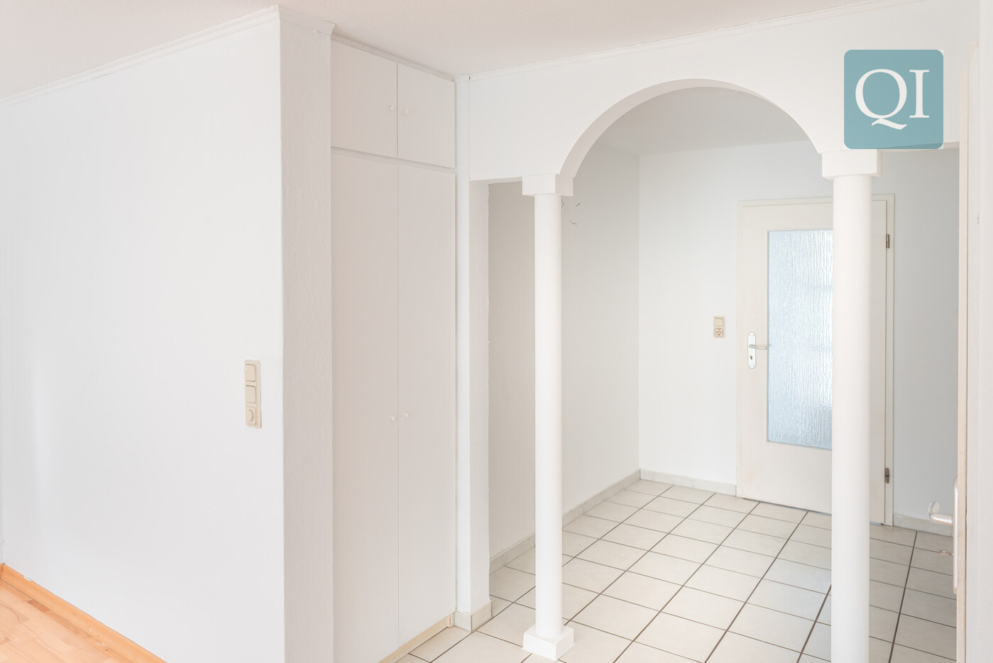 QI-6830 Vorraum Wohnzimmer: Treppenaufgang