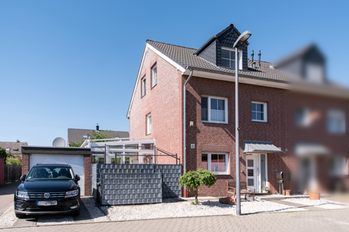 Außenansicht mit Garage und Stellplatz