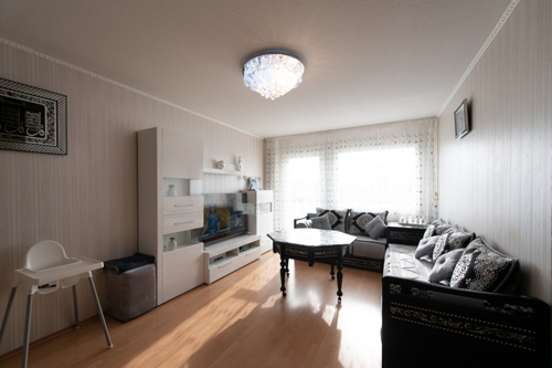 Helles Sonnen-Wohnzimmer mit Balkon