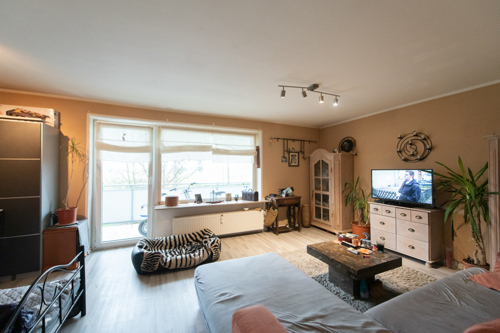 Gemütliche Sitzecke mit großem Fenster