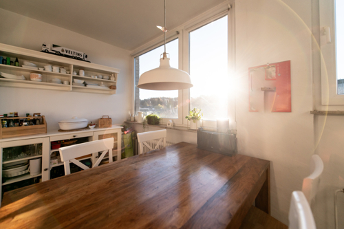 Große Küche mit Esstisch und Sonne