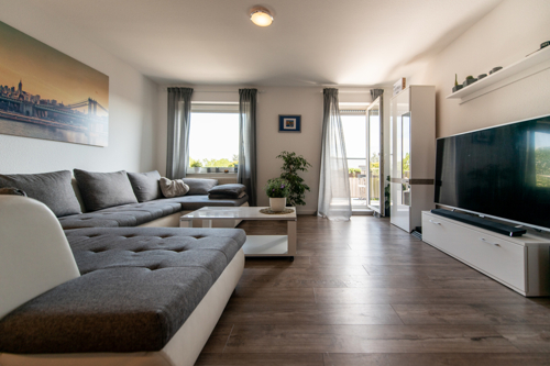 Großes, helles Wohnzimmer