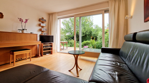 Wohnzimmer mit Blick in den Garten