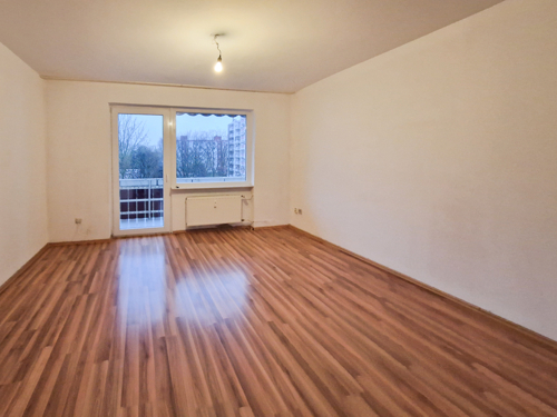 Schönes Wohnzimmer mit Balkon