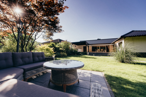 Zauberhafter Blick vom Garten aufs Haus