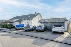 Außenfoto mit Garage und Stellplatz