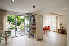 Durchgangsbereich mit Zugang zur Terrasse und Blick zum Essbereich