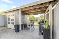 Terrasse mit Gartenhaus