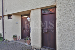 Separate Wohnungseingangstüren