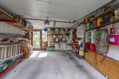 Garage mit elektrischem Tor
