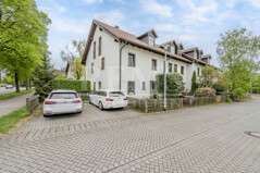 Außenansicht mit Außenstellplatz