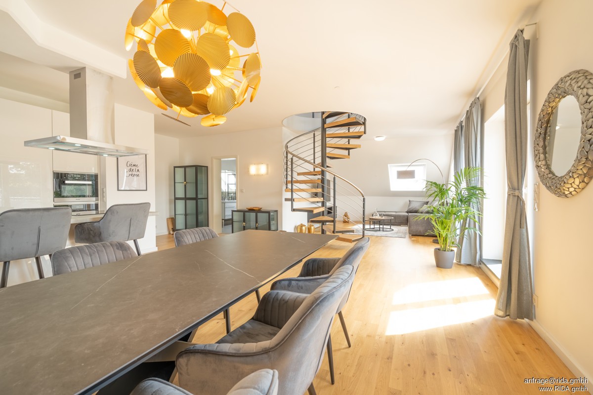 Welc(H)ome® by RIDA FLATS – Rodenkirchen Musikerviertel! Penthouse-Maisonette: Balkon & Garage - Photo 2