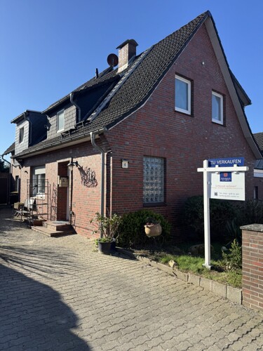 Zweifamilienhaus mit sonnigem Grundstück