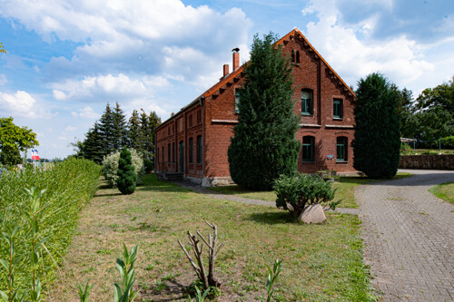 Backsteinhaus im Dornröschenschlaf