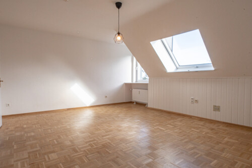 Zimmer mit kleiner Gaube und Dachfenster