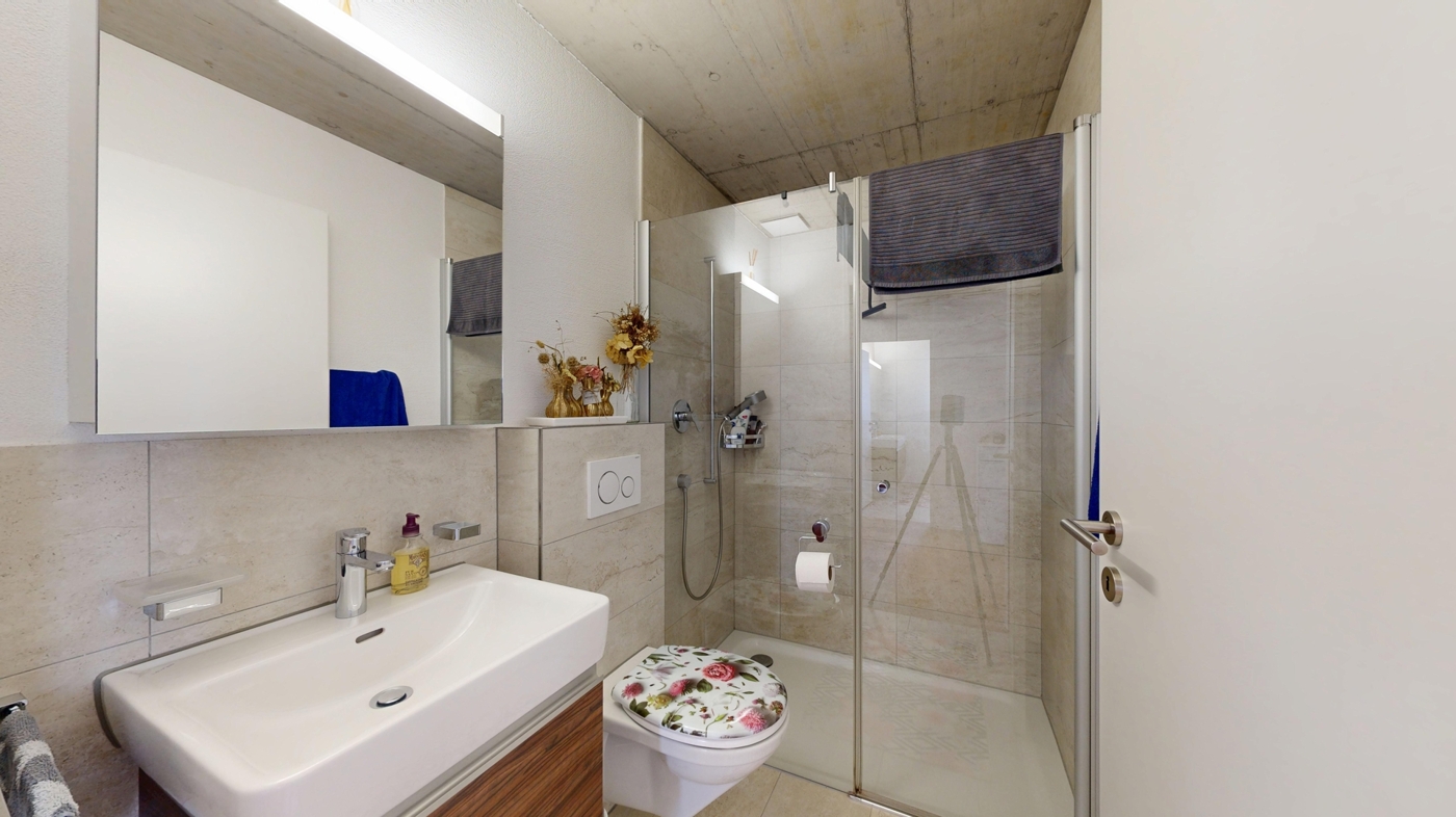 Badezimmer mit Dusche