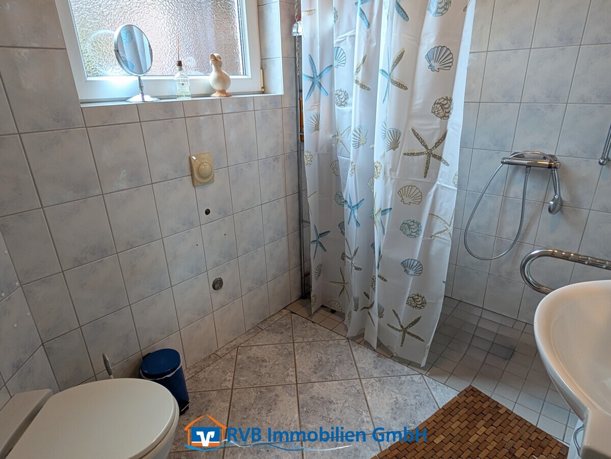 Bad mit bodengleicher Dusche und WC